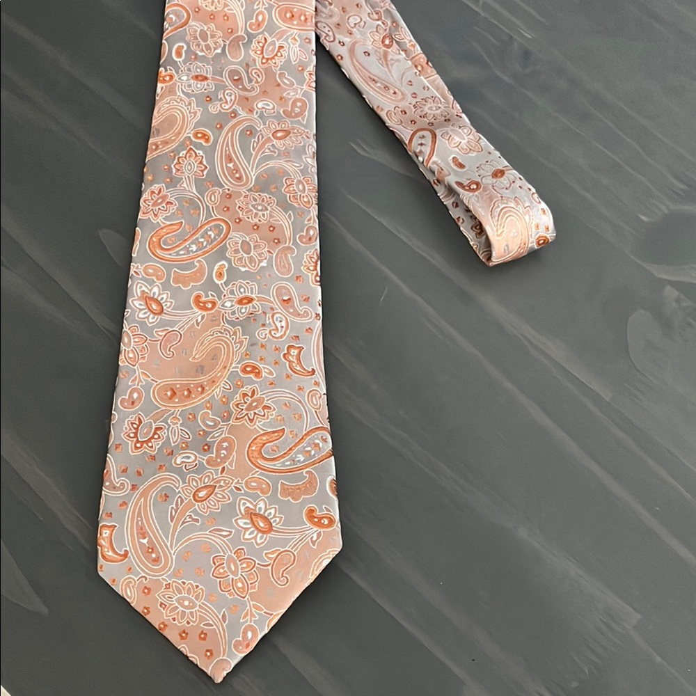 Geoffrey Beene 100% silk Elegant Paisley Tie